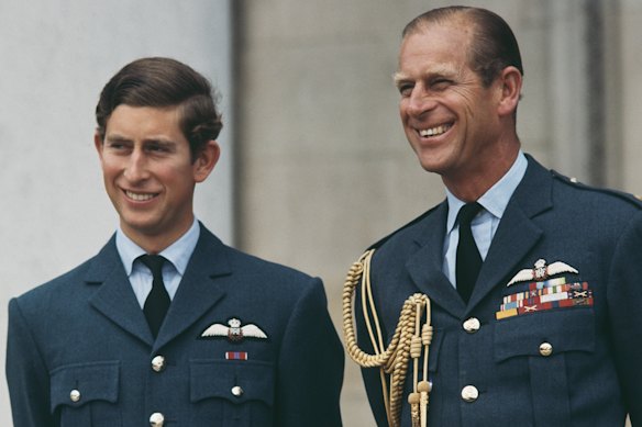 Re Carlo da giovane, accanto al defunto padre, il principe Filippo, in un'immagine pubblicata sui social dalla famiglia reale.