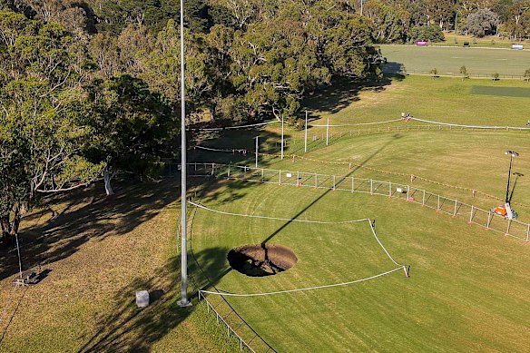 Una vista aérea del socavón en el AJ Burkitt Oval en Heidelberg.
