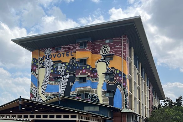 Um mural em um dos edifícios do resort.