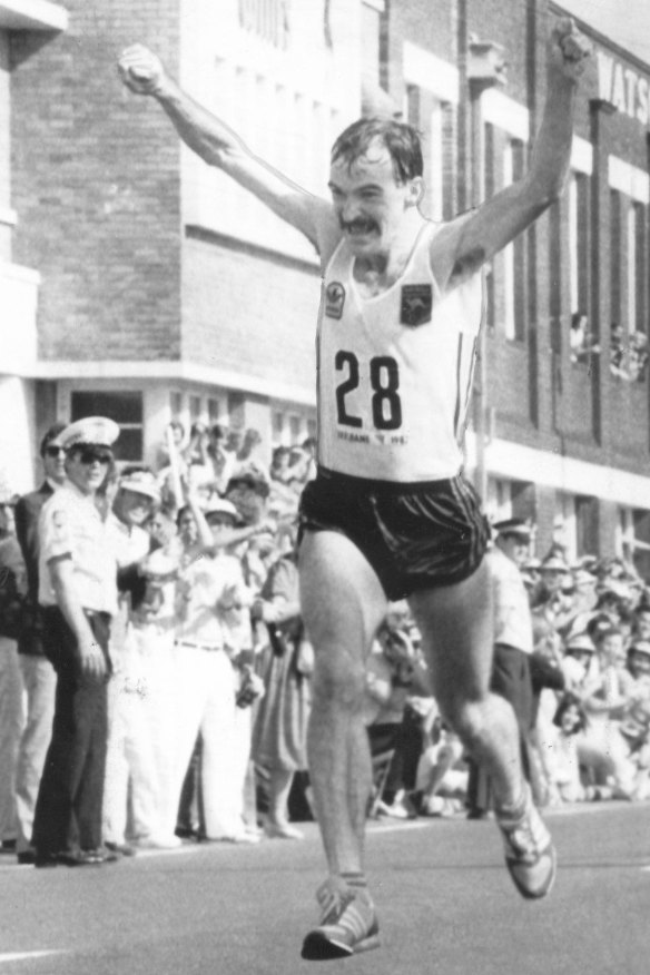 Robert de Castella wins gold in the marathon at the 1982 Commonwealth Games in Brisbane.  