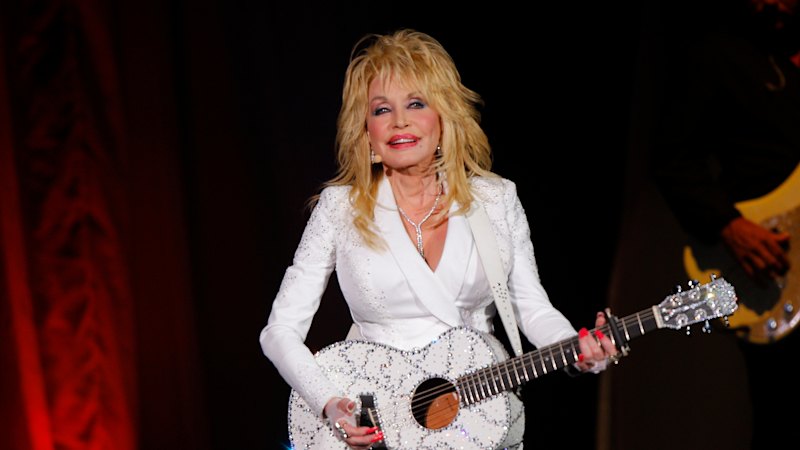 Freida Parton prays, Dolly postpones