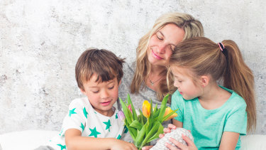 The top gifts for mums are flowers, alcohol, or an experience, according to Australian Retailers Association and Roy Morgan research.