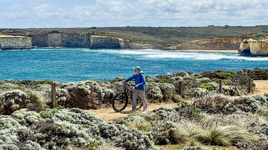 Os ciclistas devem empurrar suas bicicletas ao longo do panorama imperdível das trilhas para caminhada do Loch Ard Gorge.