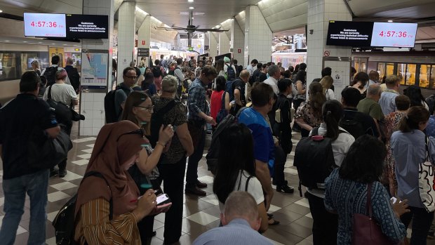 Storm delays trains for over an hour after lightning strikes