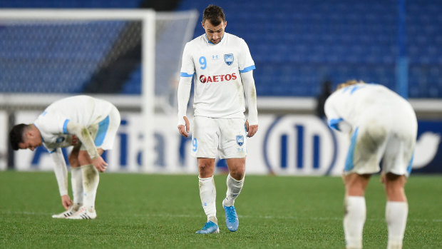 Adam Le Fondre and his teammates look dejected during the AFC Champions League Group H match against Yokohama F.Marinos.