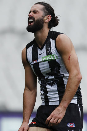 Brodie Grundy reacts after sustaining a neck injury against the Cats.