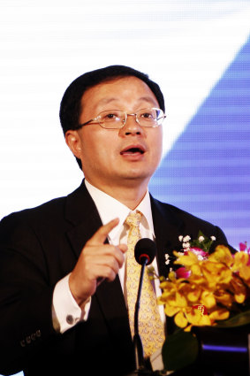 Fang Fang speaking at the 21st Century Annual Finance Summit of Asia in Beijing in 2011.