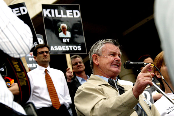 The late Bernie Banton (right) and then-secretary of the ACTU, Greg Combet, led the campaign against James Hardie Industries on behalf of workers who had contracted asbestos-related diseases. Banton died in 2007.