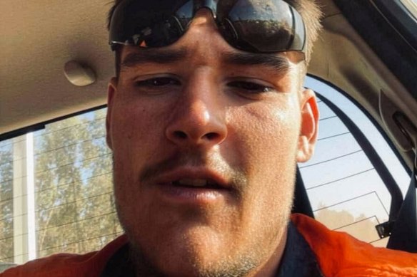 Kaleb Macqueen, de 19 años, fue trasladado al hospital en estado grave pero estable.