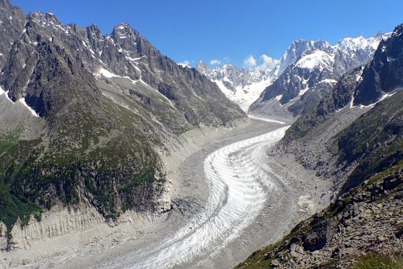 A geleira Mer de Glace (mar de gelo), que está encolhendo rapidamente.
