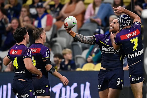 Nelson Asofa-Solomona poses for a selfie.