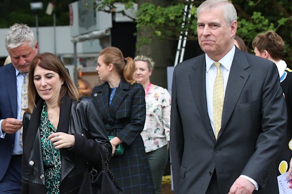 Andrew fotografado em 2019 com sua ex-secretária particular Amanda Thirsk, que foi fundamental na orquestração de sua desastrosa entrevista à BBC Newsnight no mesmo ano.