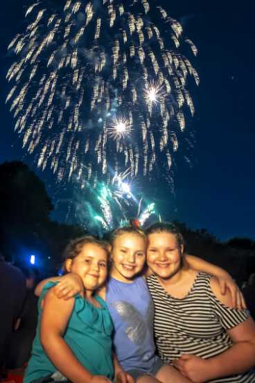Melburnians flock to the city for fireworks display - The Age