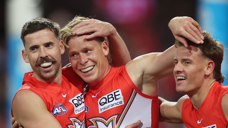 AFL 2026 LIVE updates: Leaders Fremantle take on second-placed Swans in Perth