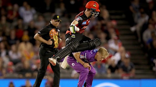 Sam Harper of the Renegades and Nathan Ellis of the Hurricanes collide.