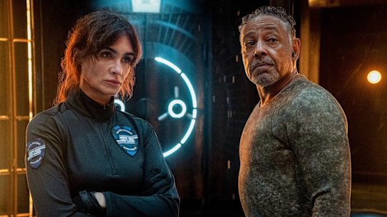 Paz Vega and Giancarlo Esposito in the White episode of Kaleidoscope.