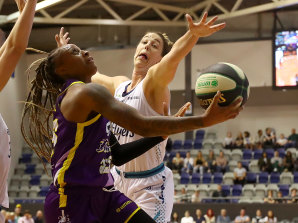 Tiffany Mitchell drives to the basket for the Melbourne Boomers in the WNBL.