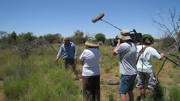 Pollock tries to pass on his passion for perennial grass to a TV film crew. 