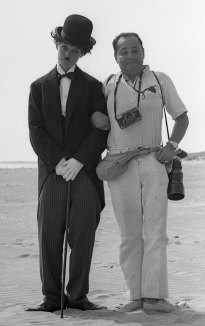 Suero posed with Brigitte Bardot, dressed as Charlie Chaplin, in Acapulco in 1965. 