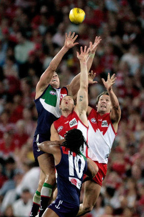 The big men fly during the Preliminary Final between Sydney Swans and Fremantle Dockers.