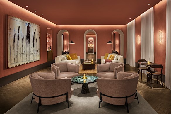 El salón para huéspedes de este nuevo hotel se encuentra en el tradicional patio de recreo de los elegantes y ricos.