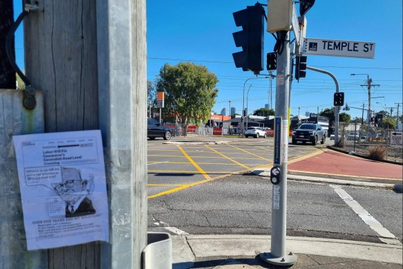 A local community group – the Coorparoo Crossing Crew – is  calling for action to remove a level crossing after years of empty political promises. 