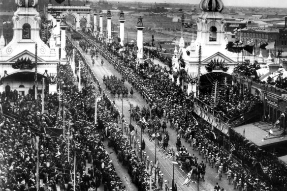 May 1901 Visit of Duke, later King George V, and  Duchess  of  Cornwall to Melbourne.  Aerial picture of the procession coming over Princes Bridge into Swanston Street.