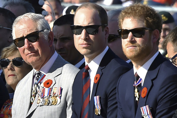 Charles, William ve Harry, 2017'de Vimy Ridge Savaşı'nın 100. yıl dönümü münasebetiyle düzenlenen bir törene katılıyor.