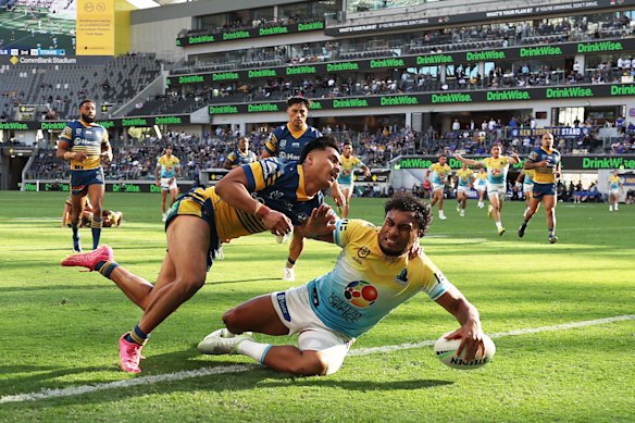 Sialetili Faeamani scores one of nine Titans tries last Sunday.