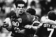 Ian Roberts runs the ball in 1992.