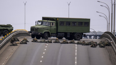 I soldati ucraini difendono un ponte a Kiev venerdì.