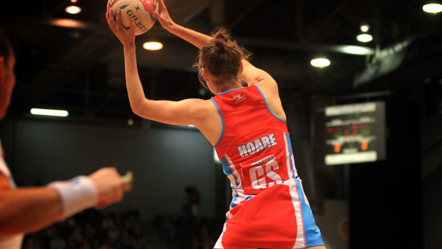Erin Hoare in netball action for the Sydney Swifts in 2015.