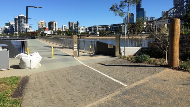 The end of the New Farm Riverwalk, which has separated cycling and pedestrian pathways, leads directly into a single shared gravel pathway at the end of the Wharves precinct.