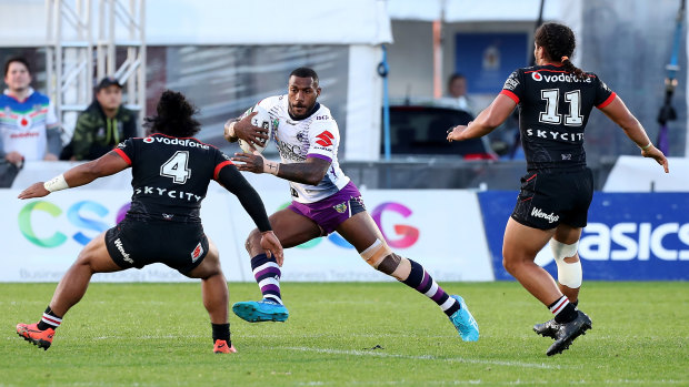 Pass me if you can: Suliasi Vunivalu is challenged by Solomone Kata and Isaiah Papali'i of the Warriors at Mt Smart Stadium.
