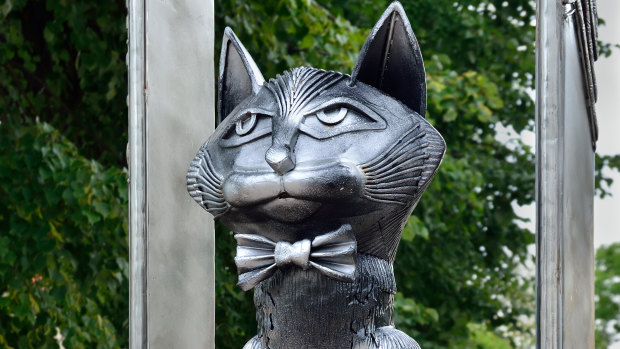 Zelenograd's monument to its cats.