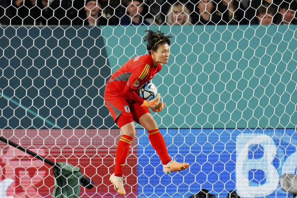 Japanese goalkeeper Ayake Yamashita.