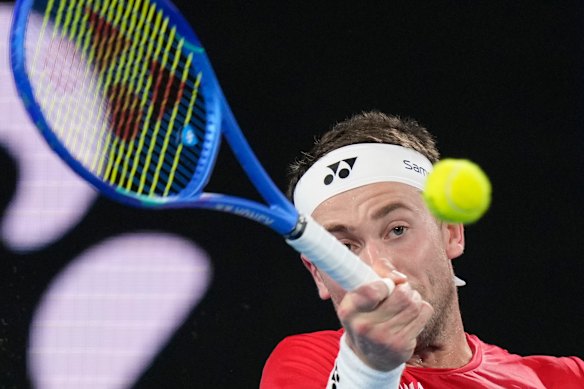 Casper Ruud leads Alex de Minaur 2-1 in the second set.