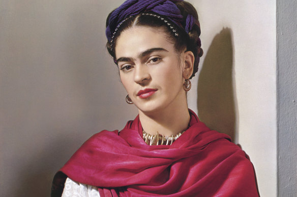 Frida Kahlo poses in a magenta shawl for the photographer Nickolas Muray  in 1939.