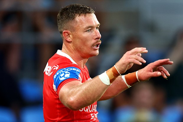 Damien Cook, Gold Coast Titans ile St George Illawarra Dragons arasındaki NRL maçında try atarken kutlama yapıyor. (Fotoğraf: Chris Hyde/Getty Images)