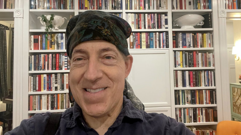 Kilit Kongre Üyesi Jamie Raskin, rock and roll idolünden aldığı bir bandana takıyor.