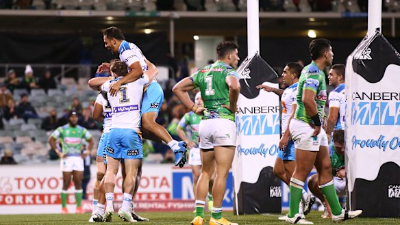 The Raiders concede another try, this time to Moeaki Fotuaika.