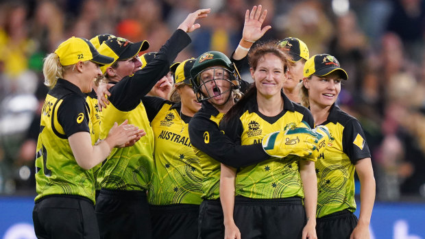 Alyssa Healy and her Australian teammates celebrate a Megan Schutt wicket in the T20 final.