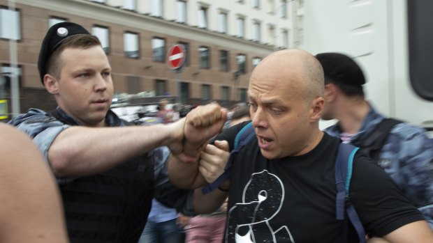 Police and hundreds of demonstrators faced off in central Moscow at an unauthorised march against police abuse in the wake of the high-profile detention of a Russian journalist. 