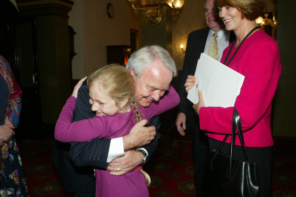Джон Тингъл прегръща внучката си Тоска през 2006 г., когато се оттегля от политиката.