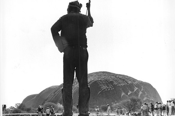 Adegan upacara serah terima Uluru pada 28 Oktober 1985.