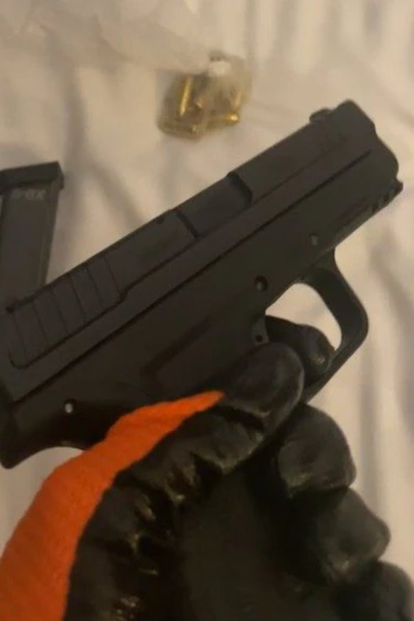 Un'immagine della polizia mostra Johannes Natland che indossa i guanti mentre maneggia una pistola.