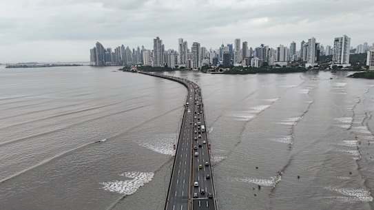 Cars are at a standstill in Panama City following the tsunami warning.