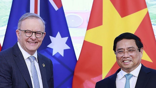 Australian Prime Minister Anthony Albanese and Vietnamese Prime Minister Pham Minh Chinh shake hands in Hanoi.