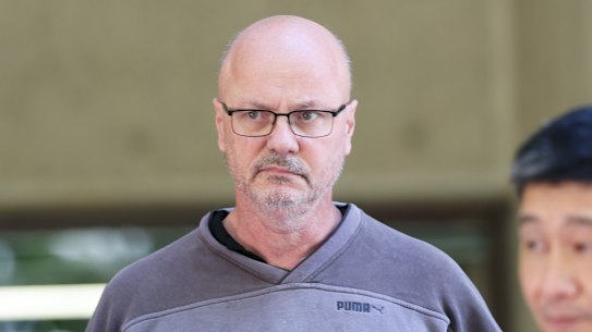 O proeminente advogado de Sydney, Mark Dennis SC, é libertado sob fiança da Delegacia de Polícia de Surry Hills.