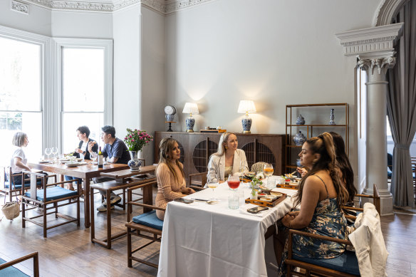 Jishan Garden serves banquets, a la carte and afternoon tea in grand surrounds.